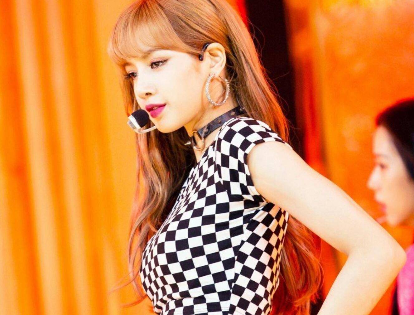 她得蔡徐坤喜爱,成王大陆想娶的人,年仅23岁在舞台上魅力四射_lisa