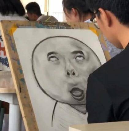 这位美术生,老师好像没教你这么画画吧!