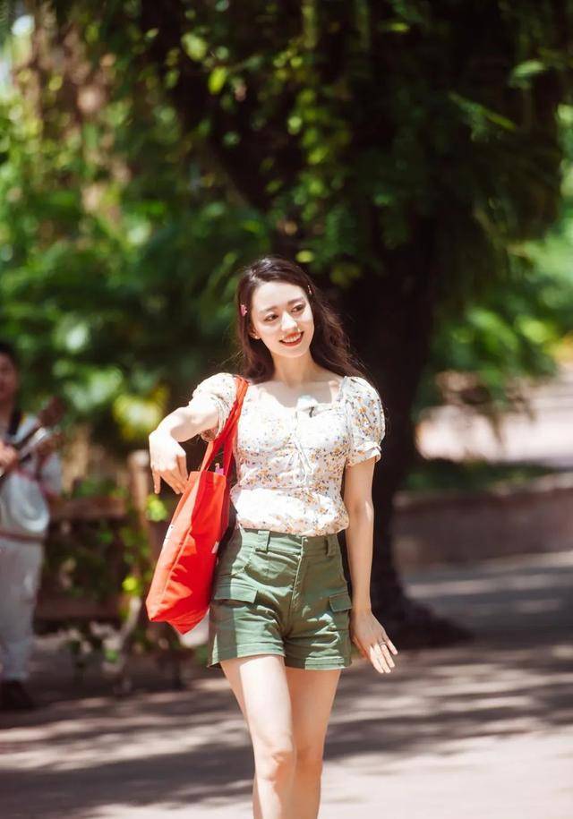 吉娜化身傣族姑娘又美又俏!魔鬼身材娇而不艳犹如仙子