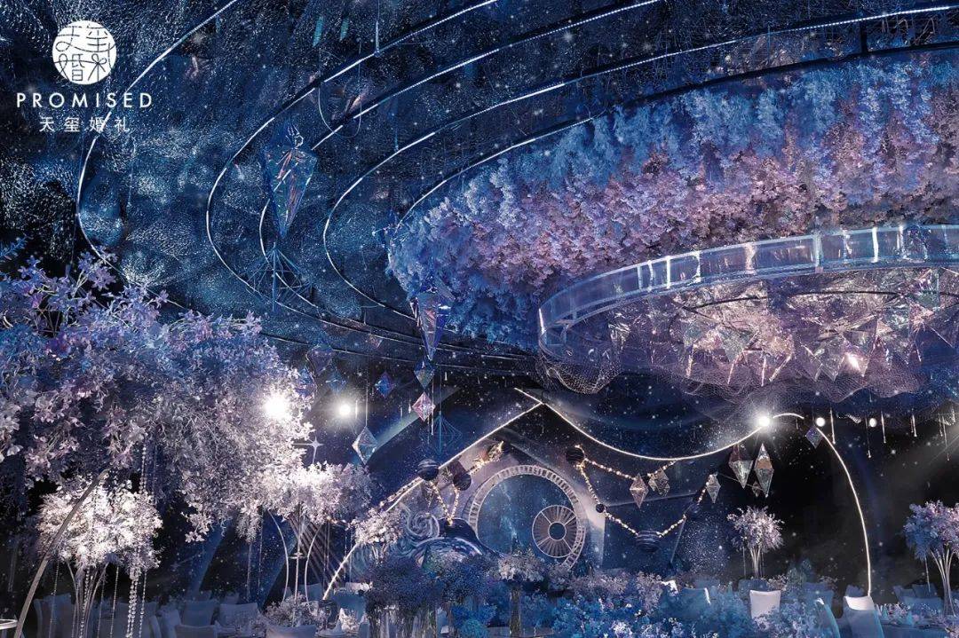 灵动魅惑,与恰到好处的灯光,共同营造出一场犹如时空穿梭般的梦幻婚礼