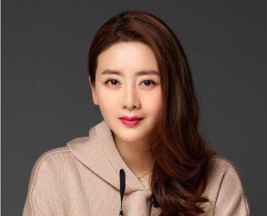 为爱情拒绝琼瑶,却以离婚收场,今嫁给小6岁老公,成隐形富婆_李佳璘