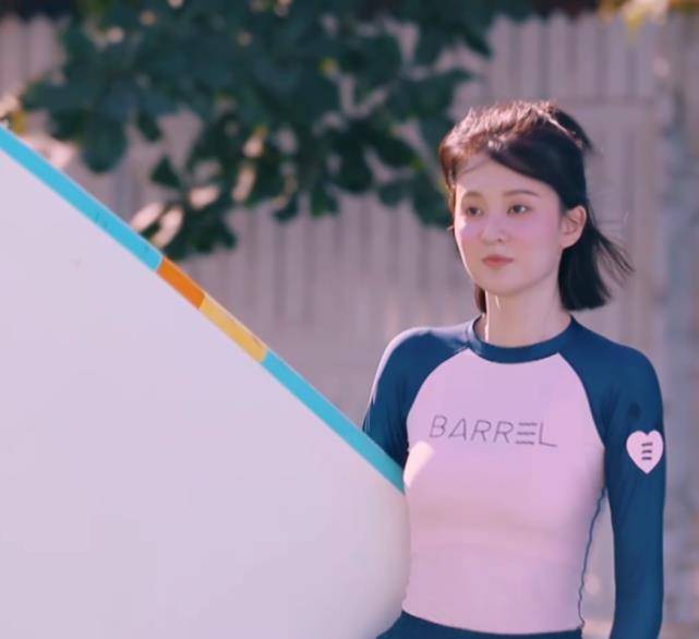 原创乔欣学习冲浪,韩东君说她像老太太过马路,练习动作时,又帅又飒