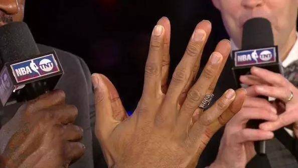 众所周知伦纳德手掌非常大,但和这5人相比,他就是个弟弟!