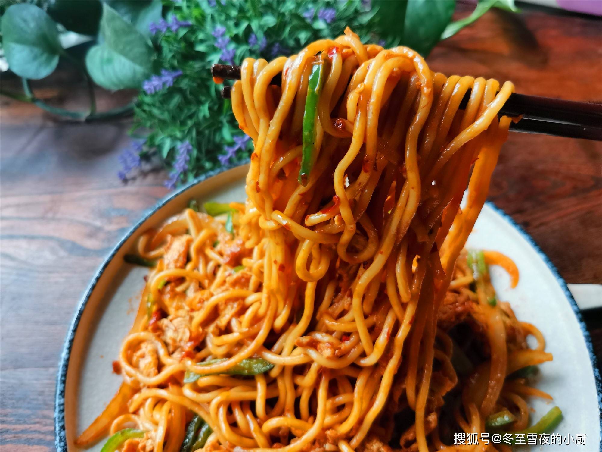 原创一把面条,两个鸡蛋,再加上一勺老干妈,教你做炒面,香辣又劲道