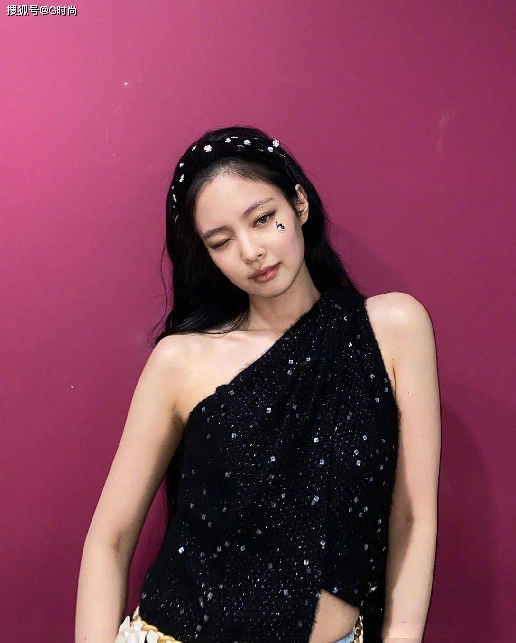 Jennie身着