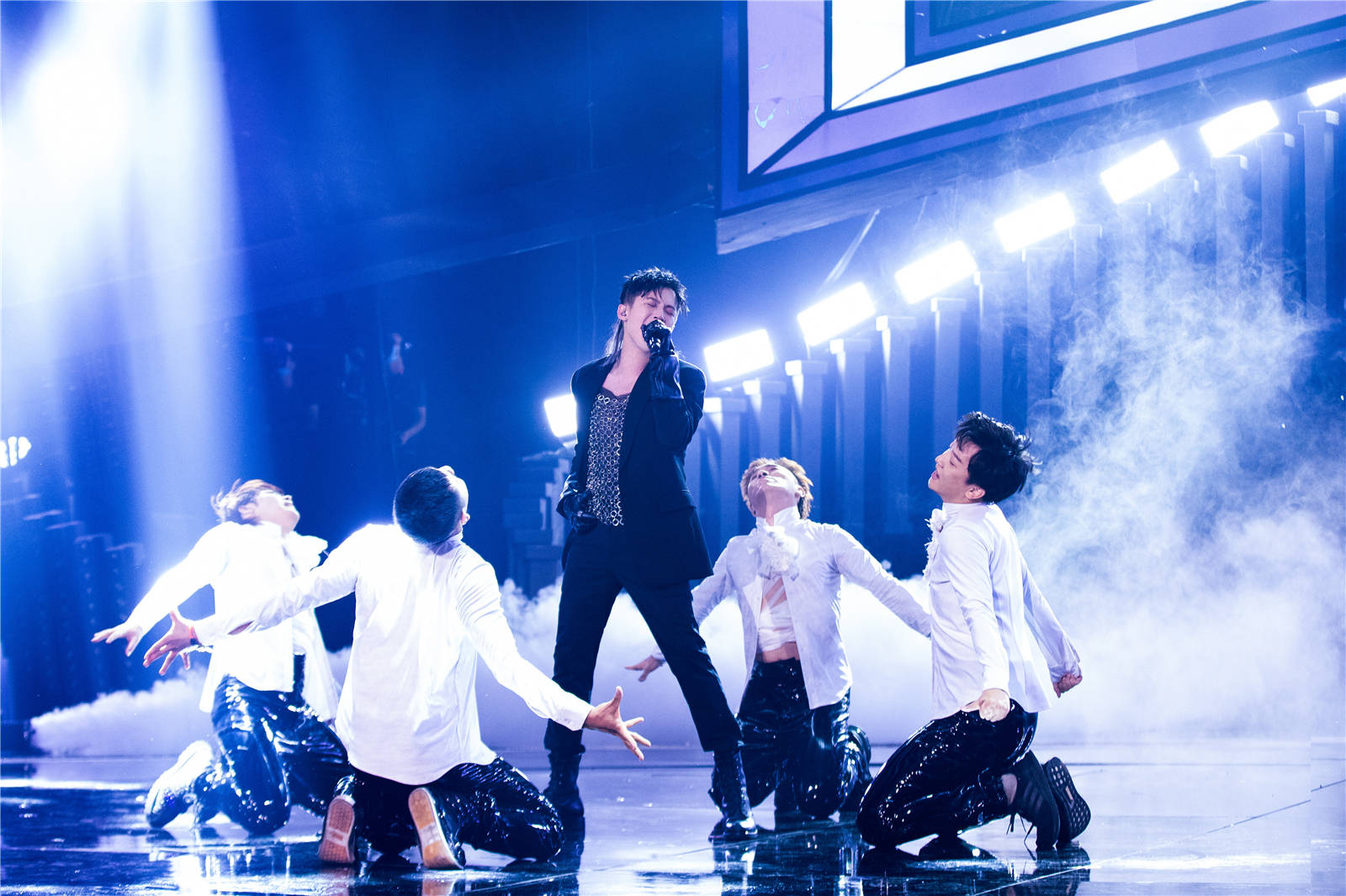 檀健次《跨界歌王》来炸场 披荆斩棘惊艳开唱必须"火"_舞台