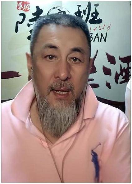 《三国演义》关羽晒近况,63岁胡子花白,屋内古董收藏品随处见