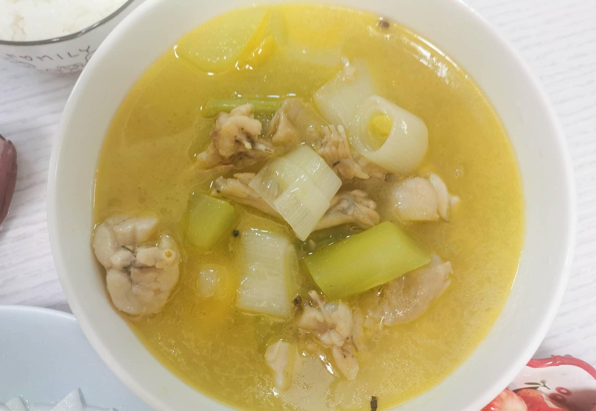 by 辣呼依厅 配料: 牛蛙 3只,莴笋 1根,小米椒 6个,大葱 1根,蒜 1头