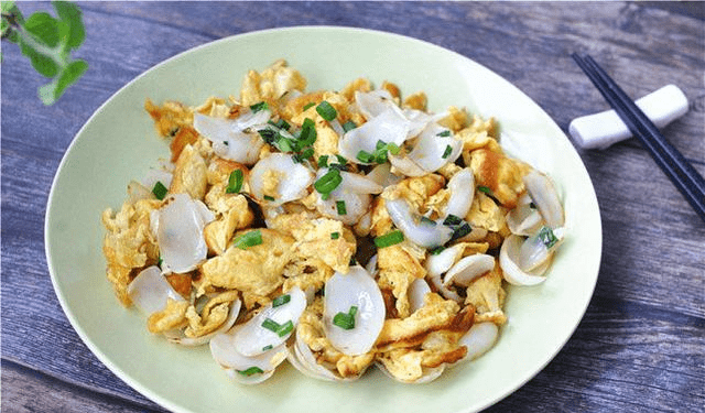 【百合炒鸡蛋】 主料鸡蛋3个百合一个 辅料油适量盐适量葱花适量 做法