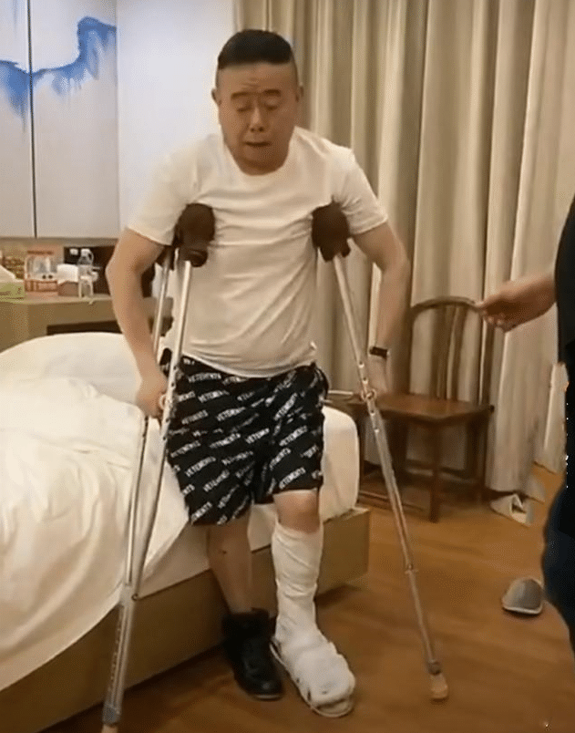 潘长江瘫痪坐轮椅表情憔悴,潘阳晒老爸近况,惹网友心疼