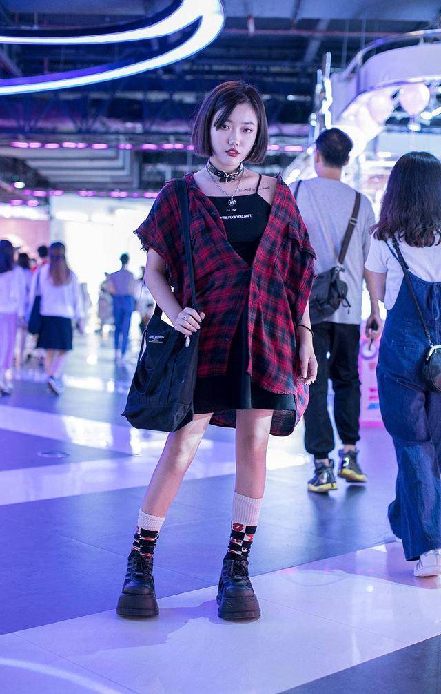 街拍时尚潮人穿搭,视觉系穿搭个性时髦,一件杀连衣裙简约有气质