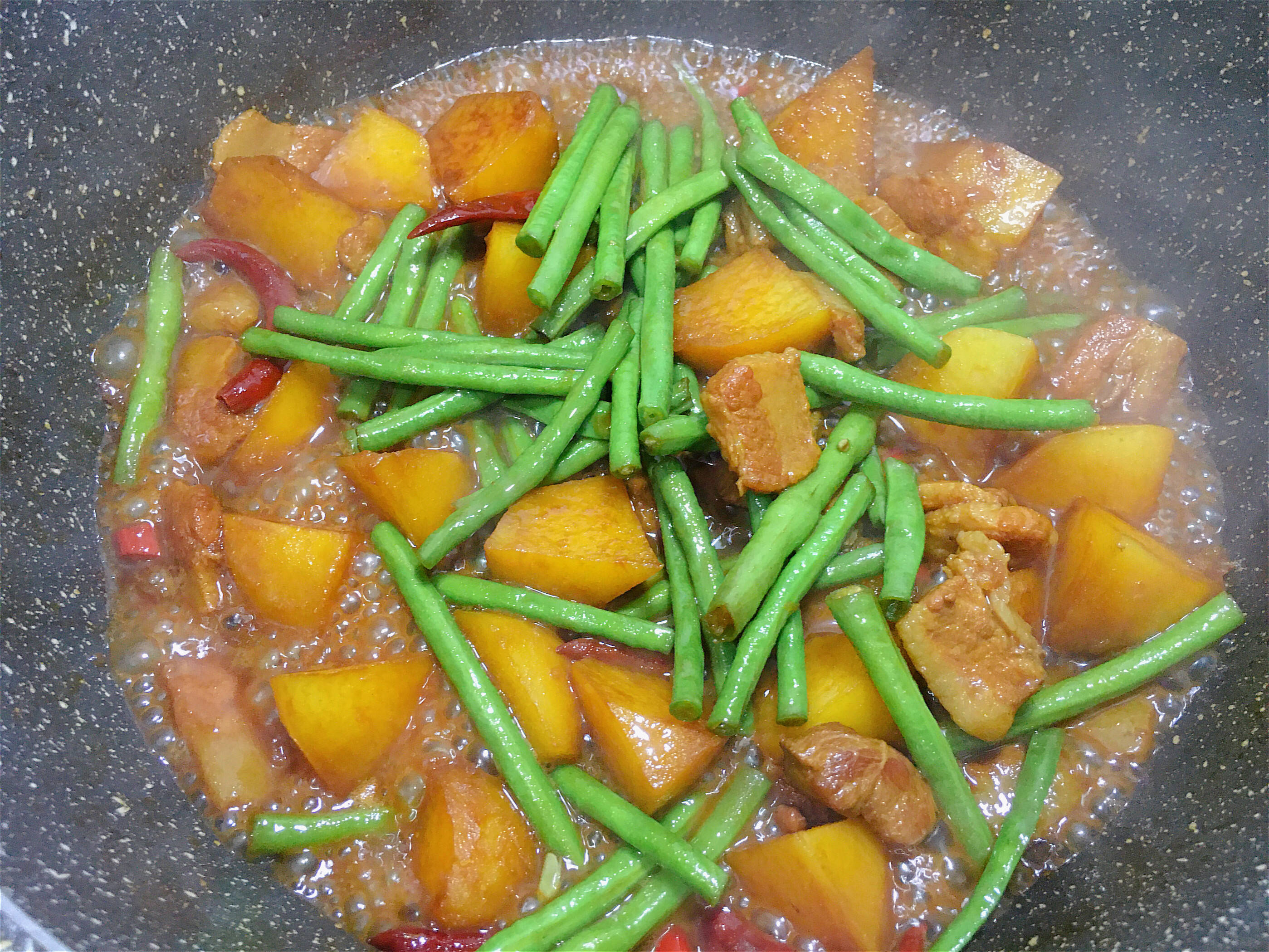 农家土豆豆角炖肉,做法简单,味道鲜美
