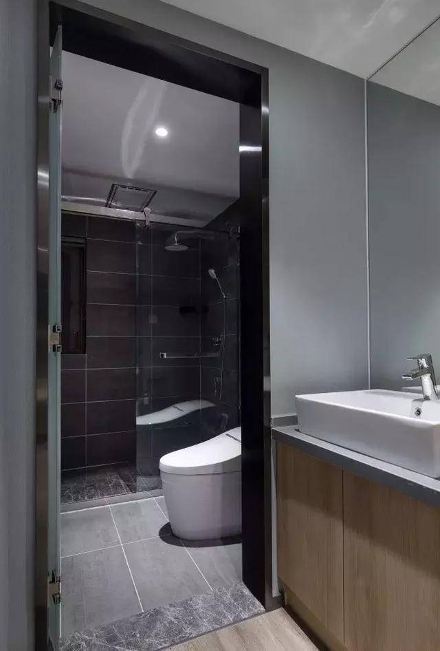 这就是开头说到的卫生间一定要装,特别是没有干湿分离的卫生间,在门口