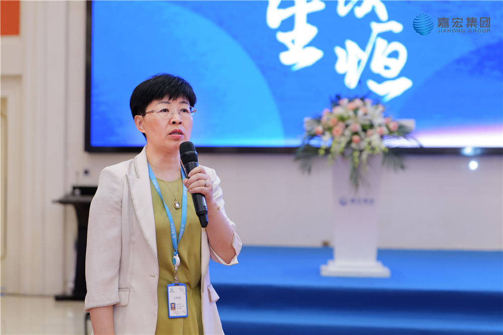 集团高级资深副总裁赵爱武女士着眼于财务与成本管理中心,指出稳健的