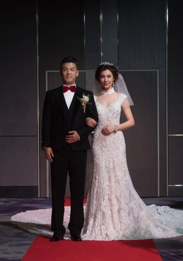 她嫁给了贾静雯的前夫,结婚4年不生孩子,对继女梧桐妹也很冷淡_林若亚