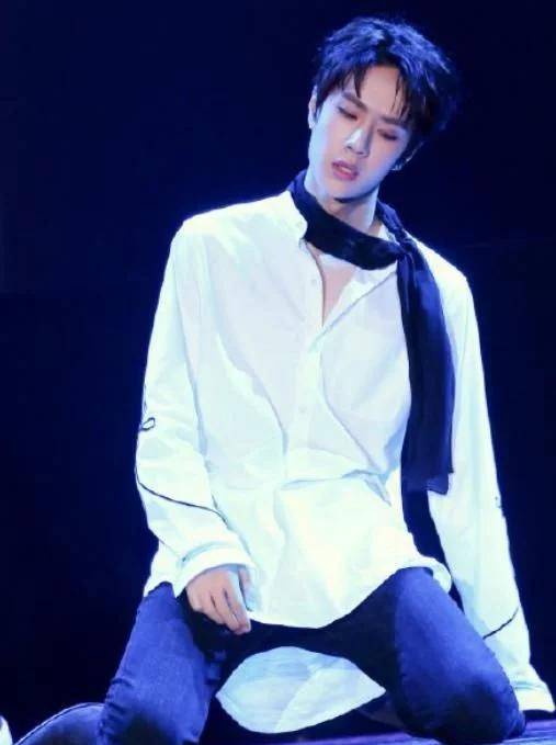 王一博黑色"抹额"遮眼,扯下来一顺,女粉一辈子忘不了