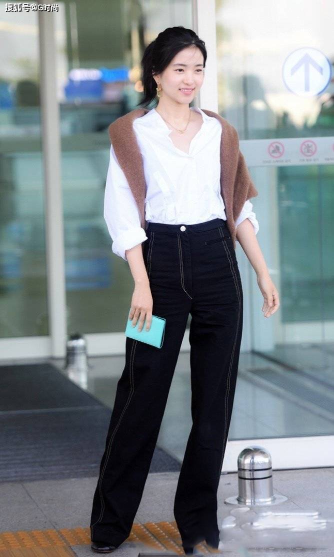 金泰梨身穿洁白衬衫搭配黑色高腰牛仔裤 清爽干练