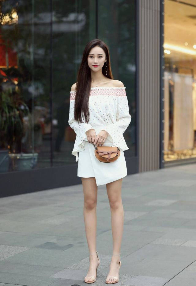 原创街拍,小姐姐选择了一条粉紫色的连衣裙,高贵典雅