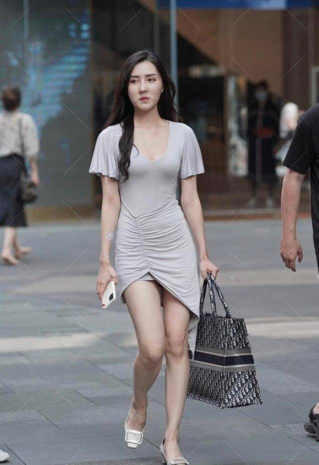 那么你觉得小姐姐的灰色开叉裙搭配尖头高跟鞋是否时尚呢?