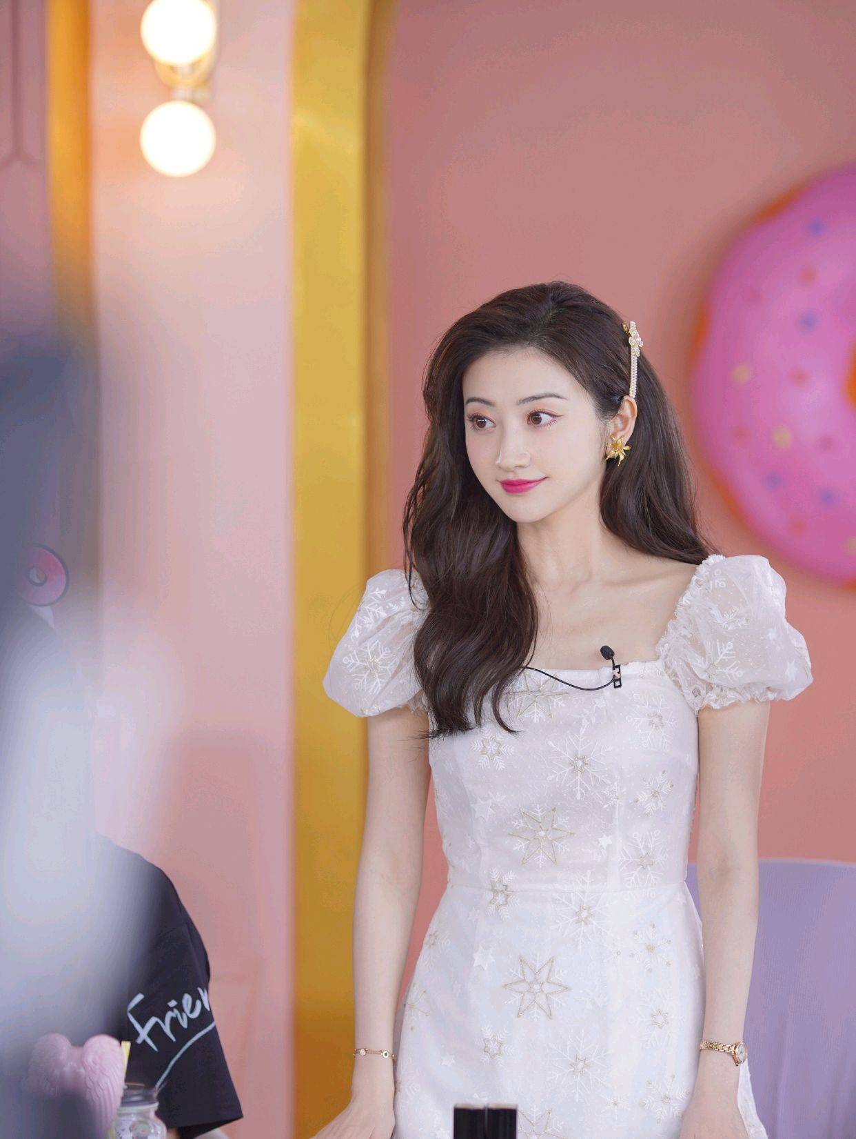 原创32岁的景甜放大招身穿白色泡泡袖连衣裙好清纯秒变青春美少女