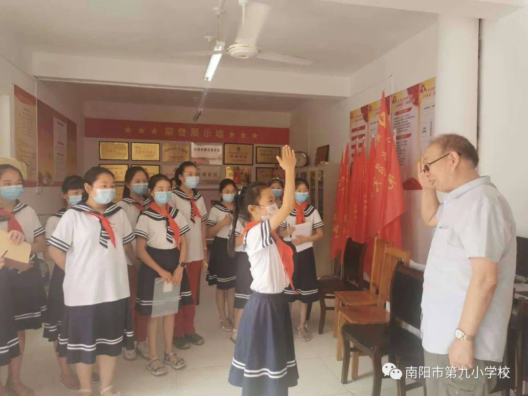 南阳市第九小学开展走进社区我是小小志愿者实践活动