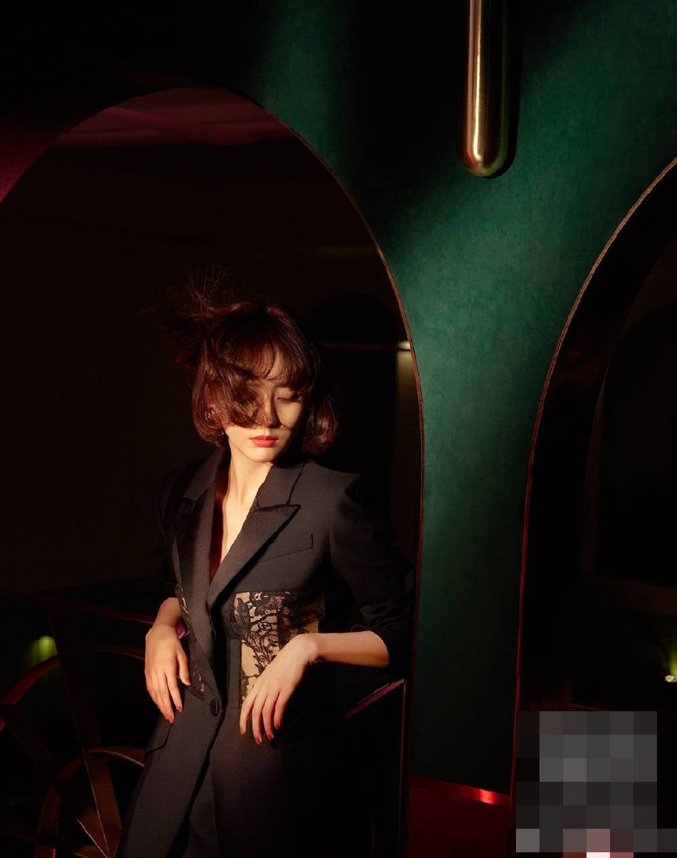 佟丽娅穿黑色深v西装.