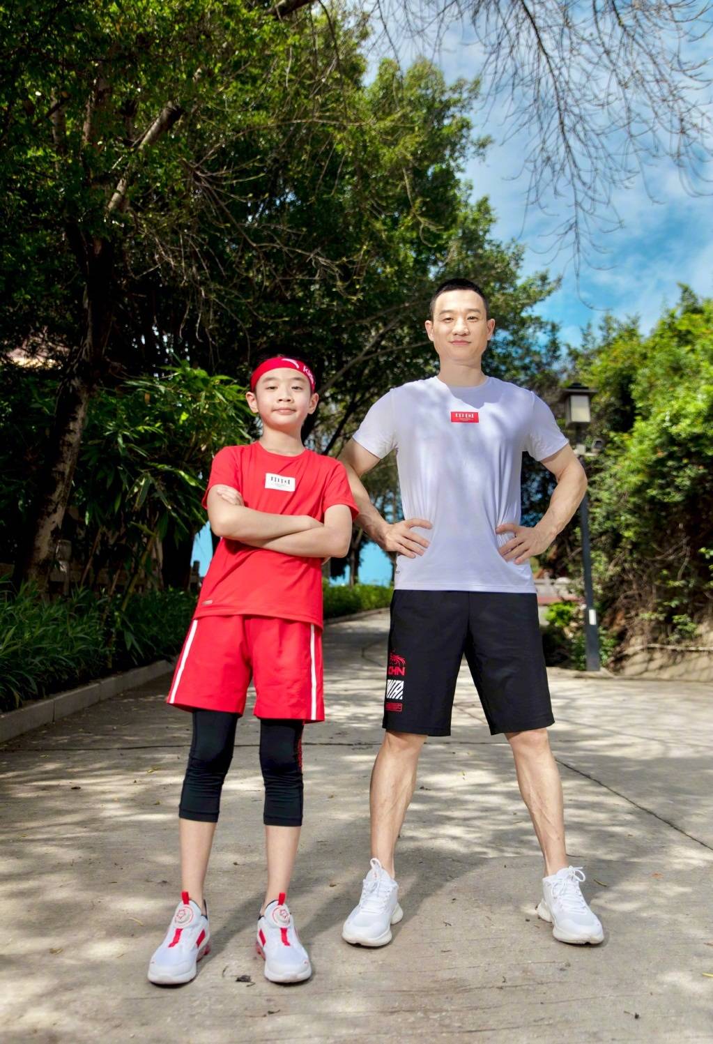 杨威配合儿子拍广告,父子俩活力满满同框凹造型帅呆了,尽显阳刚之气