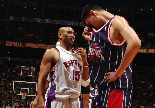 名嘴列cba五大中锋,姚明只排第二,王治郅能力压易建联?_霍楠