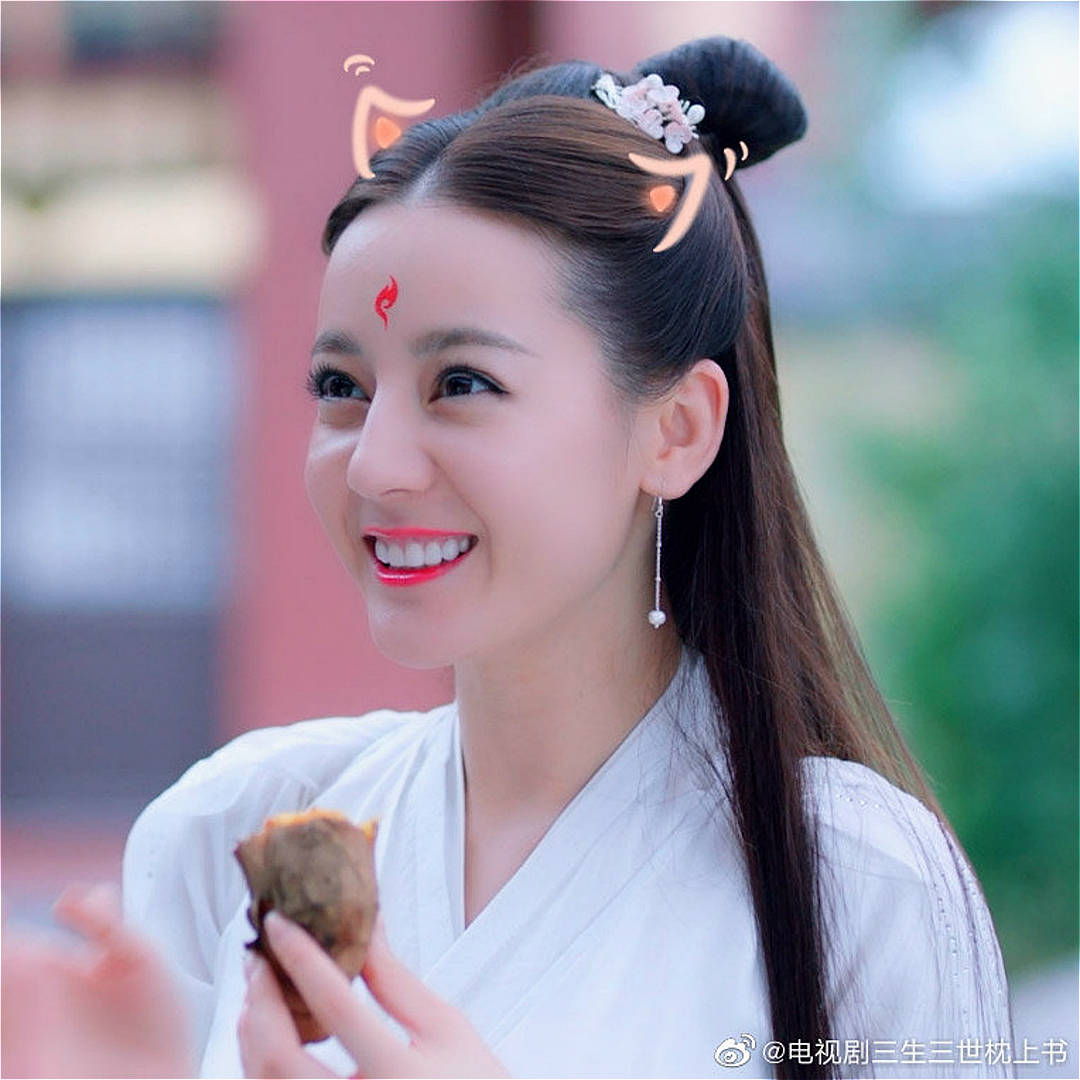 女神驾到迪丽热巴零修图活动照被路人拍到超火辣身材根本真人芭比