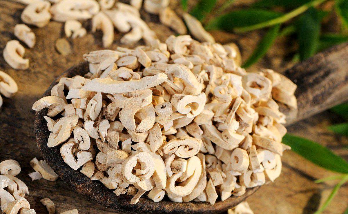 农村野草山牡丹,根似人参,一亩地收益8万多,不挑地形随便种!