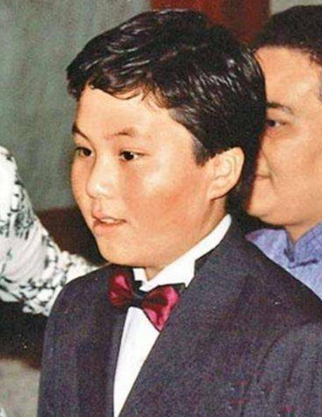 赌王设灵港媒曝出殡后遗体暂不安葬神秘儿子何猷邦会现身吗