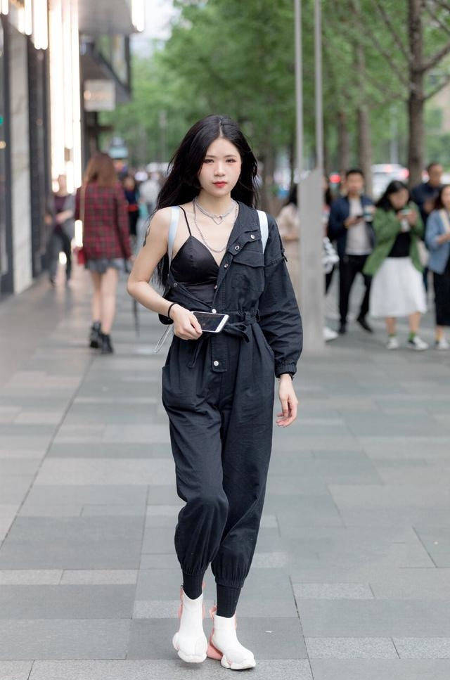 原创街拍,小姐姐镂空上衣搭配蕾丝半身裙,气质满满