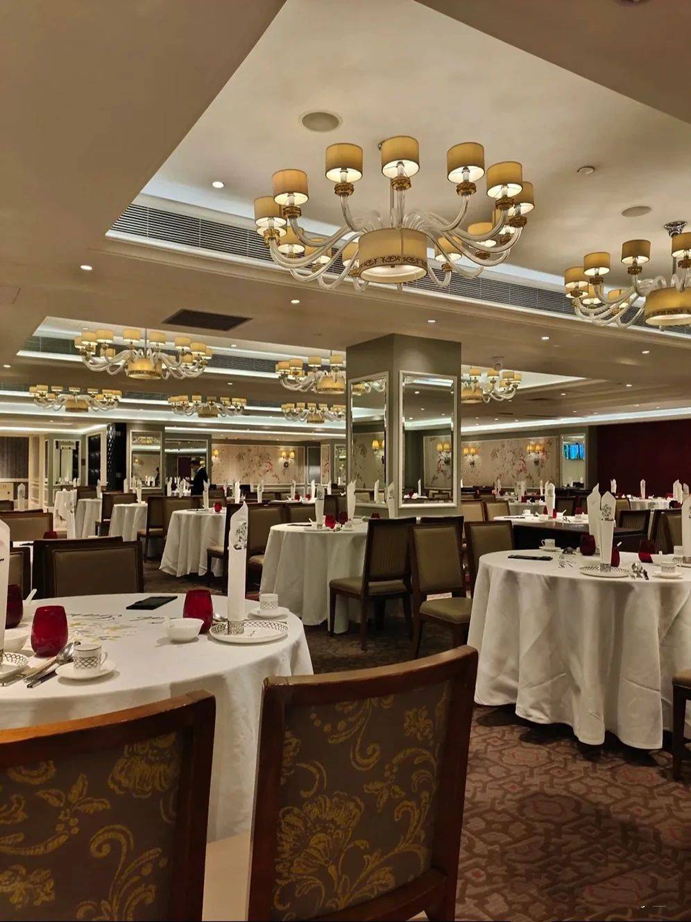 超高人气粤菜餐厅,翠园,店铺位于益田假日广场,地铁和商场连接在一起