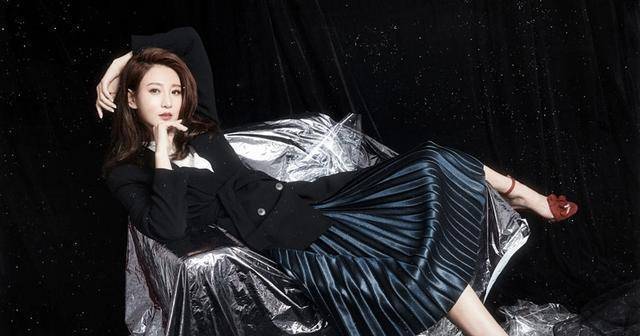 她被称为"最美军花",与吴京合作走红,脱下军装美到认不出!_侯梦莎