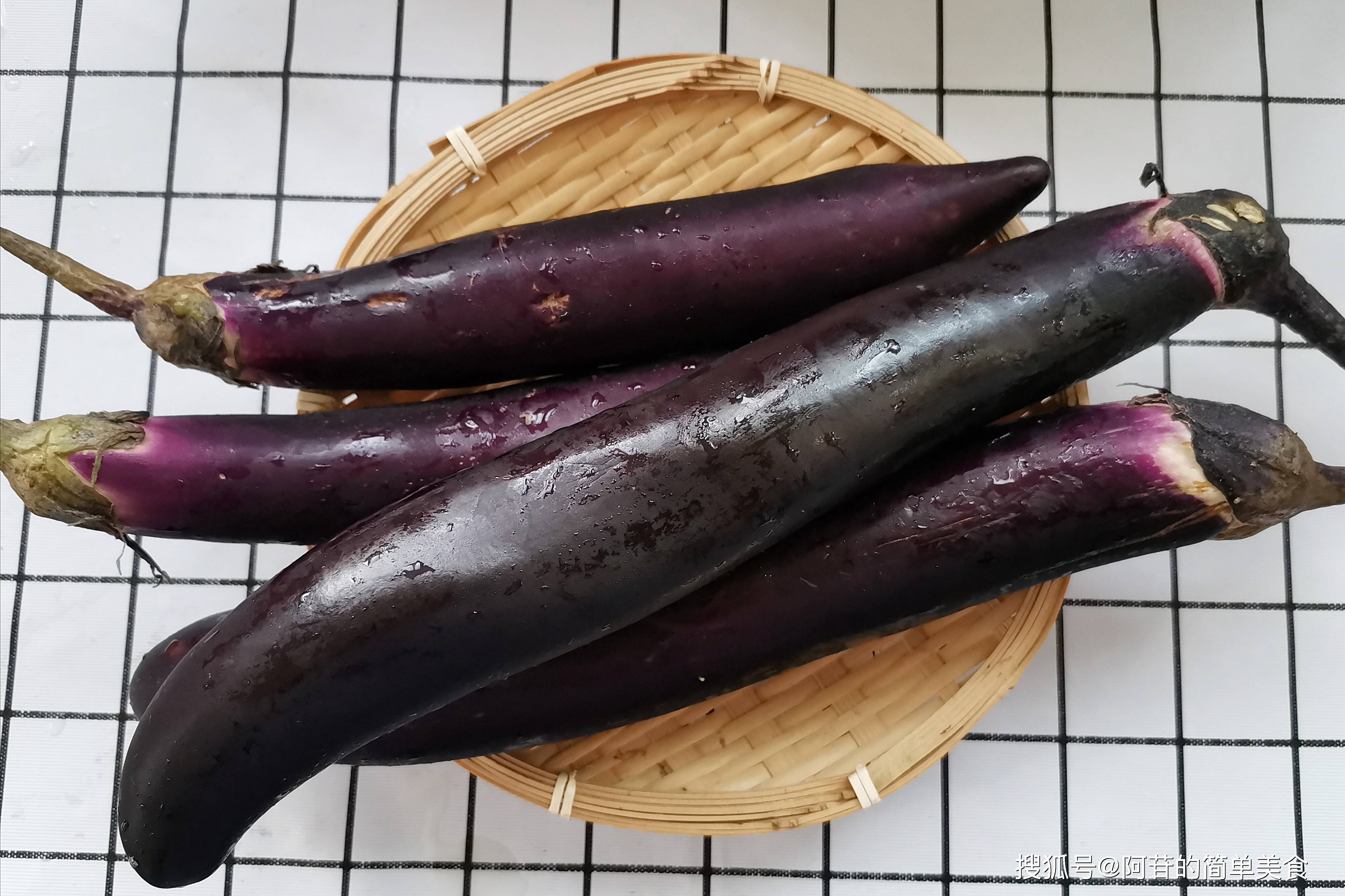 茄子不过油切丁再红烧香软入味吃着比肉还香太好吃了