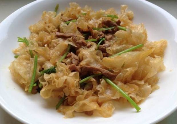 素炒荷塘,银耳炒肉,茶香猪蹄,花生拌西芹的做法