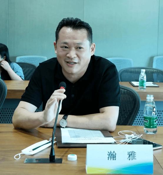 魏雪松先生就hyd当选副会长单位进行发言