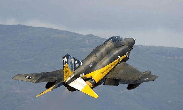 f-4作為美國第二代戰鬥機的典型代表,各方面的性能都比較好,是美國空