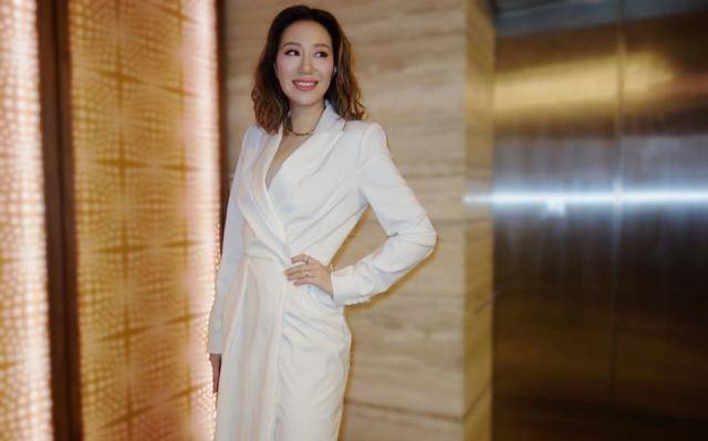 甄子丹媳妇淡妆出镜庆生曾是选美三料冠军富豪出身衣品超低调