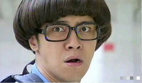 不过宋威龙也有过扮丑的时候,头上顶着一颗冬菇头,戴着黑框眼镜,还穿