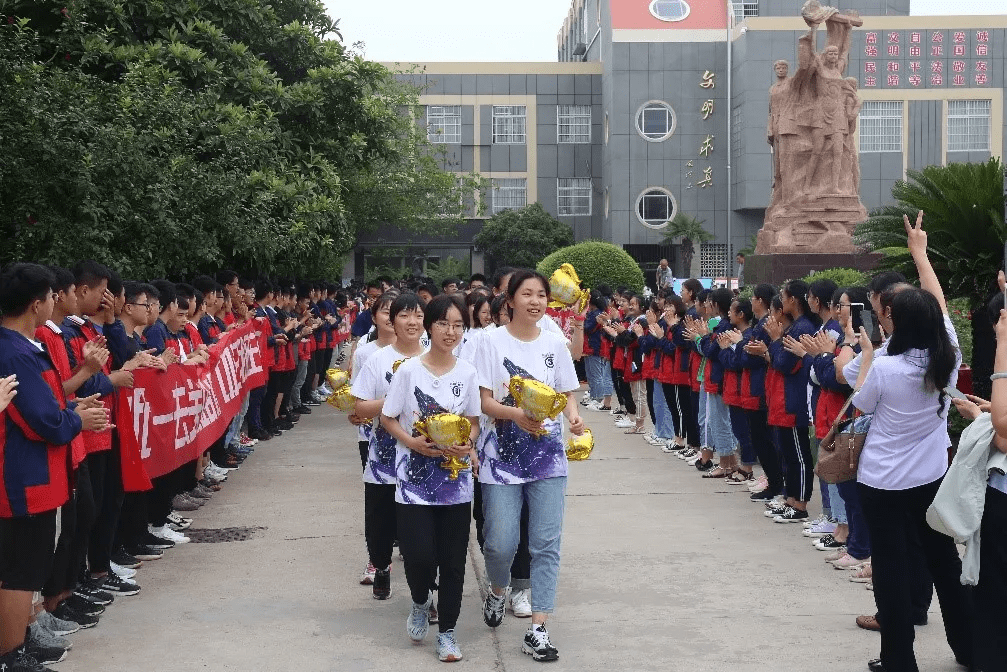 步履铿锵,坚定前行:河大附中举行2020届毕业典礼