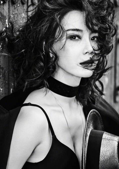 43岁陈数正值身材巅峰,大胆挑战内衣外穿,绑带设计好带感