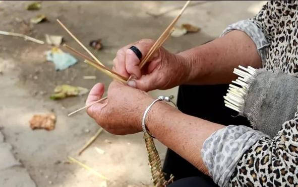 用来遮挡毒热的阳光麦秸帽是用麦秸秆编成的辫子缝制而成最离不开的是