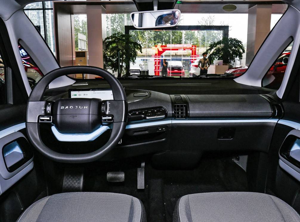 来自未来的科幻座驾-新宝骏e300