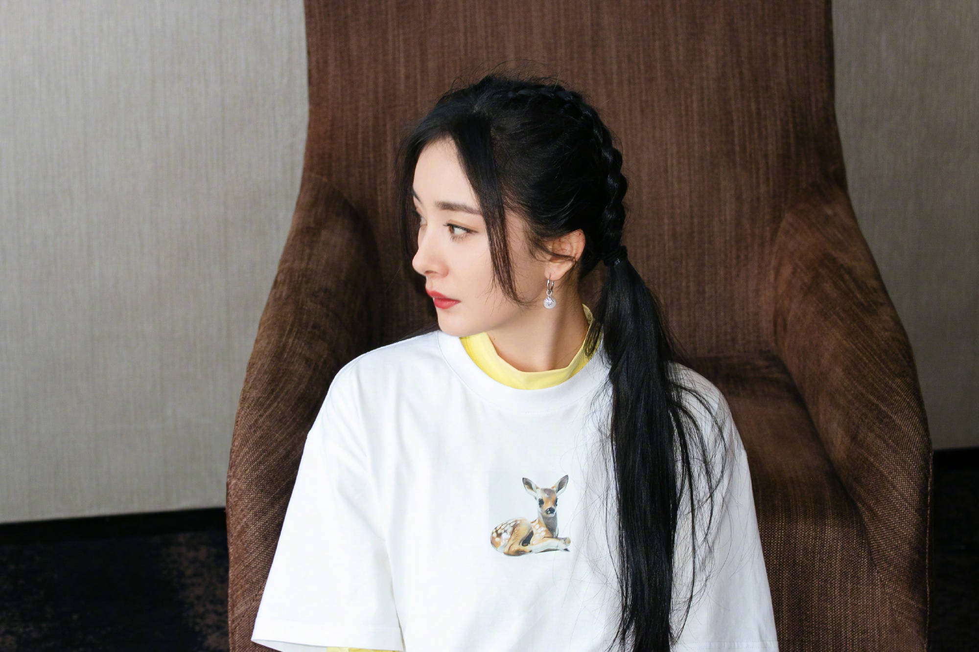 杨幂"扮嫩"成功,叠穿白t恤搭配双马尾,元气满满,哪像34岁?