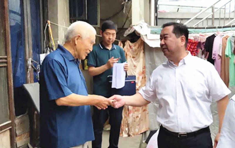 近日,兴化市委常委,常务副市长徐立华来到昭阳街道,走访慰问农村 "