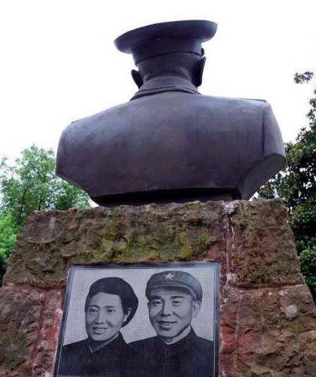 黄永胜将军墓,参加过历次反围剿和长征,具有卓越的指挥领导能力