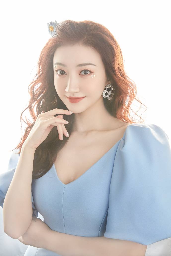 景甜穿泡泡袖v领裙比耶比心戴小雏菊头饰甜美吸睛