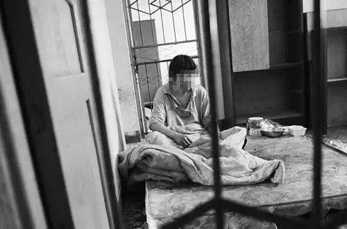 "她是一个精神病啊而且还不去医院",姚知屿努力把声音提上来,"我只要