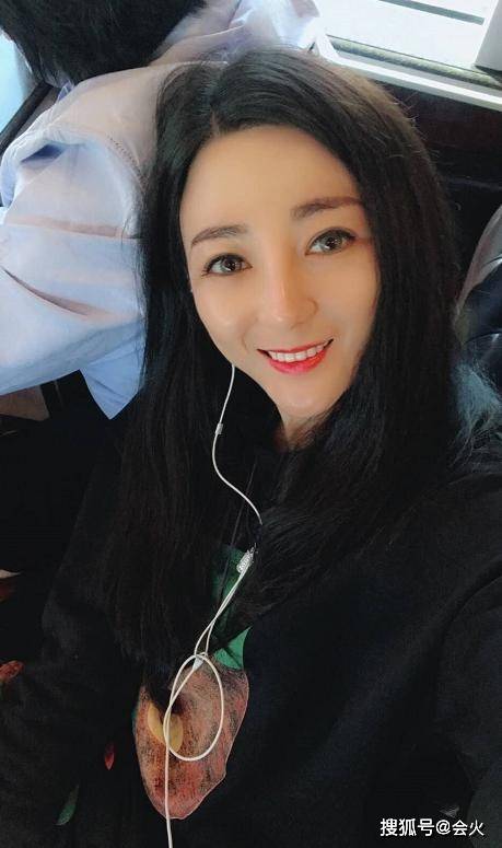 对于蒋中一来讲,年纪轻轻便到达了事业巅峰,她选择急流勇退,重返校园